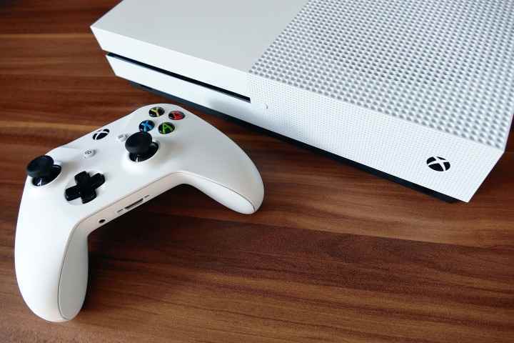 Xbox One konsolu ve denetleyicisi.