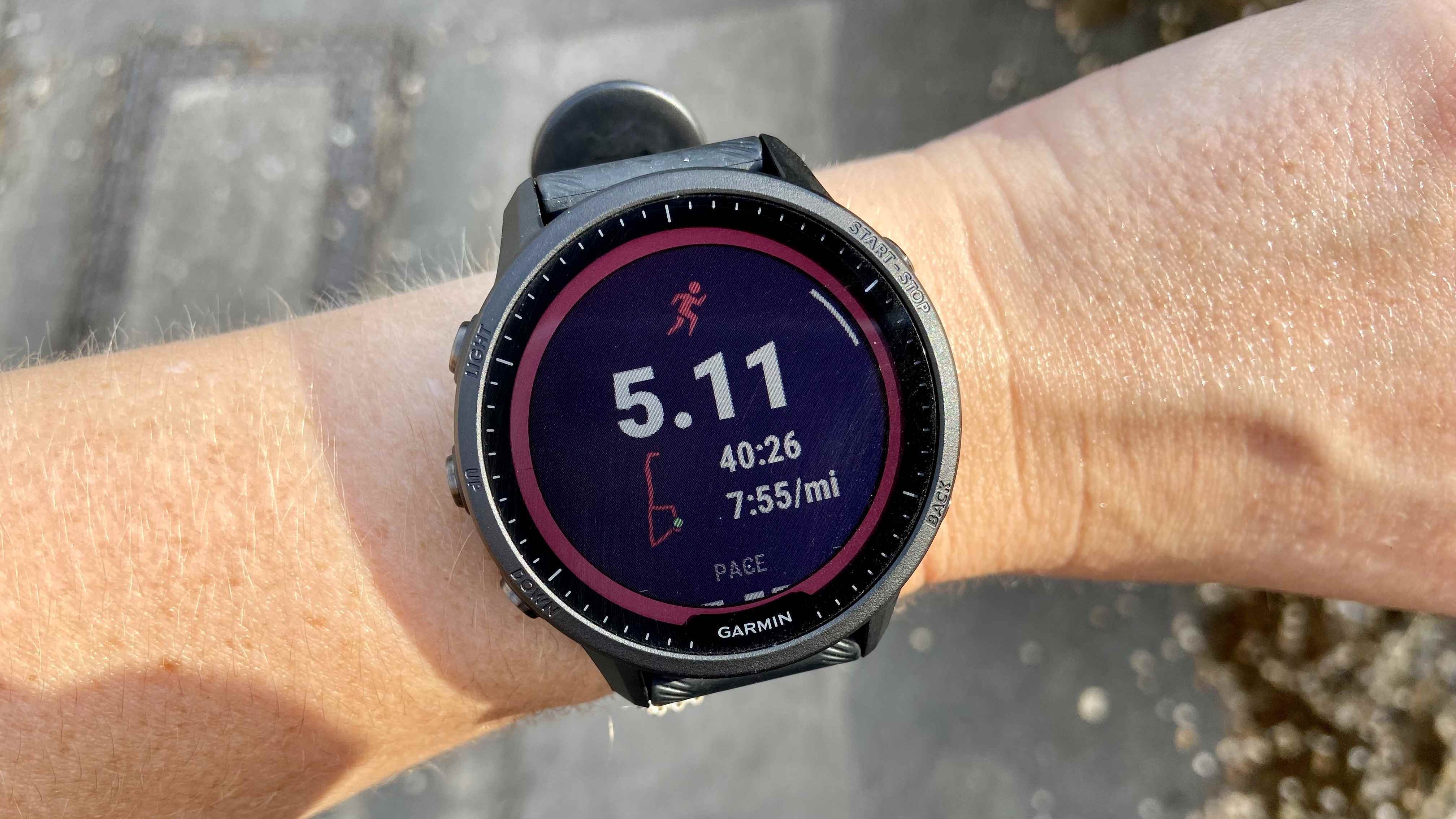 Garmin Forerunner 955'teki koşu özeti ekranının bir fotoğrafı