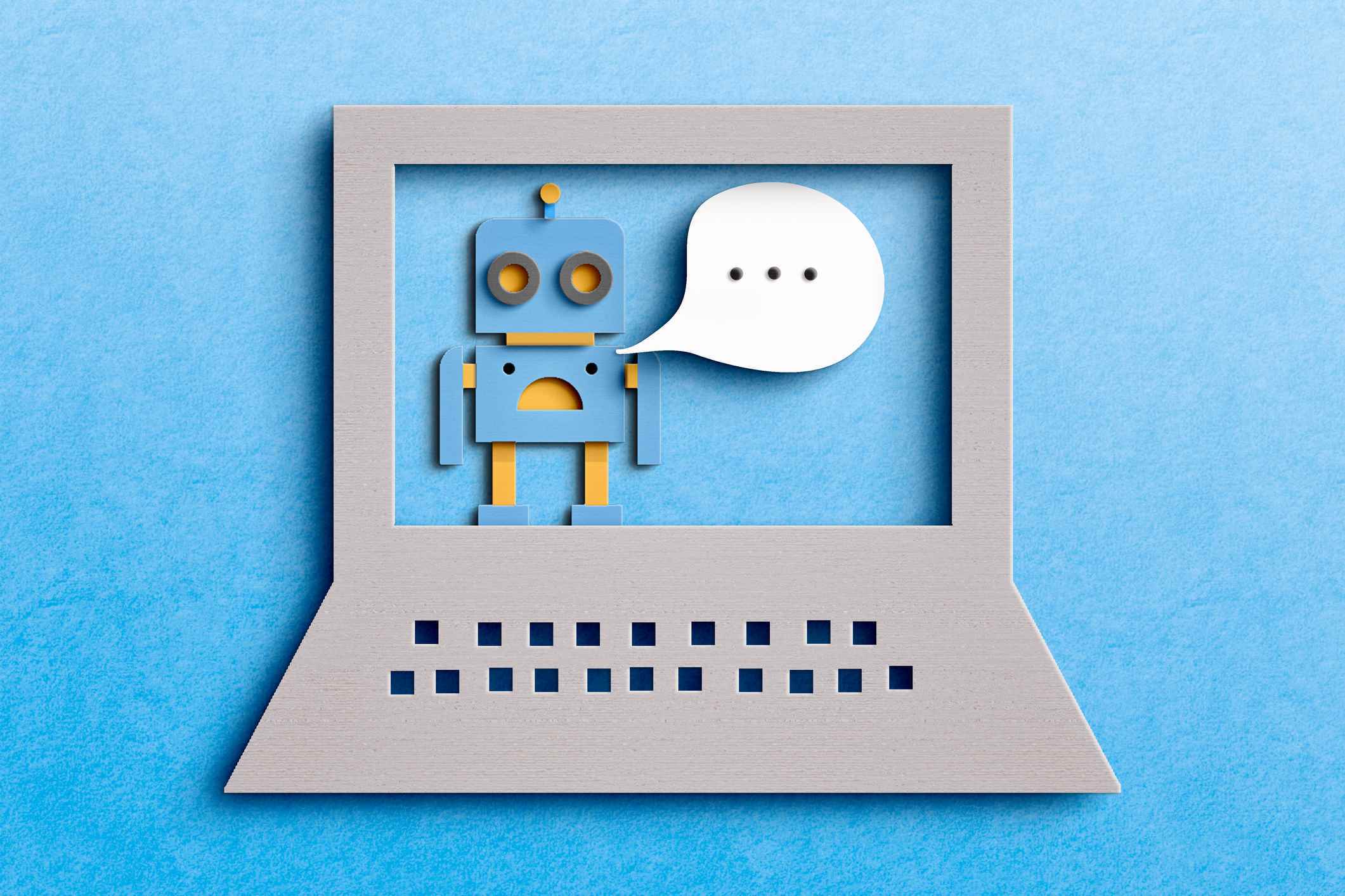 Dizüstü bilgisayarda konuşma balonu olan bir robot resmi;  pazarlama için chatbot stratejisi