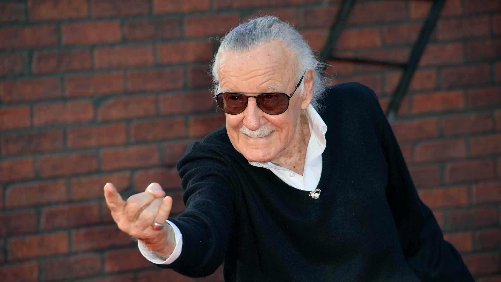 Stan Lee Örümcek Adam pozu veriyor