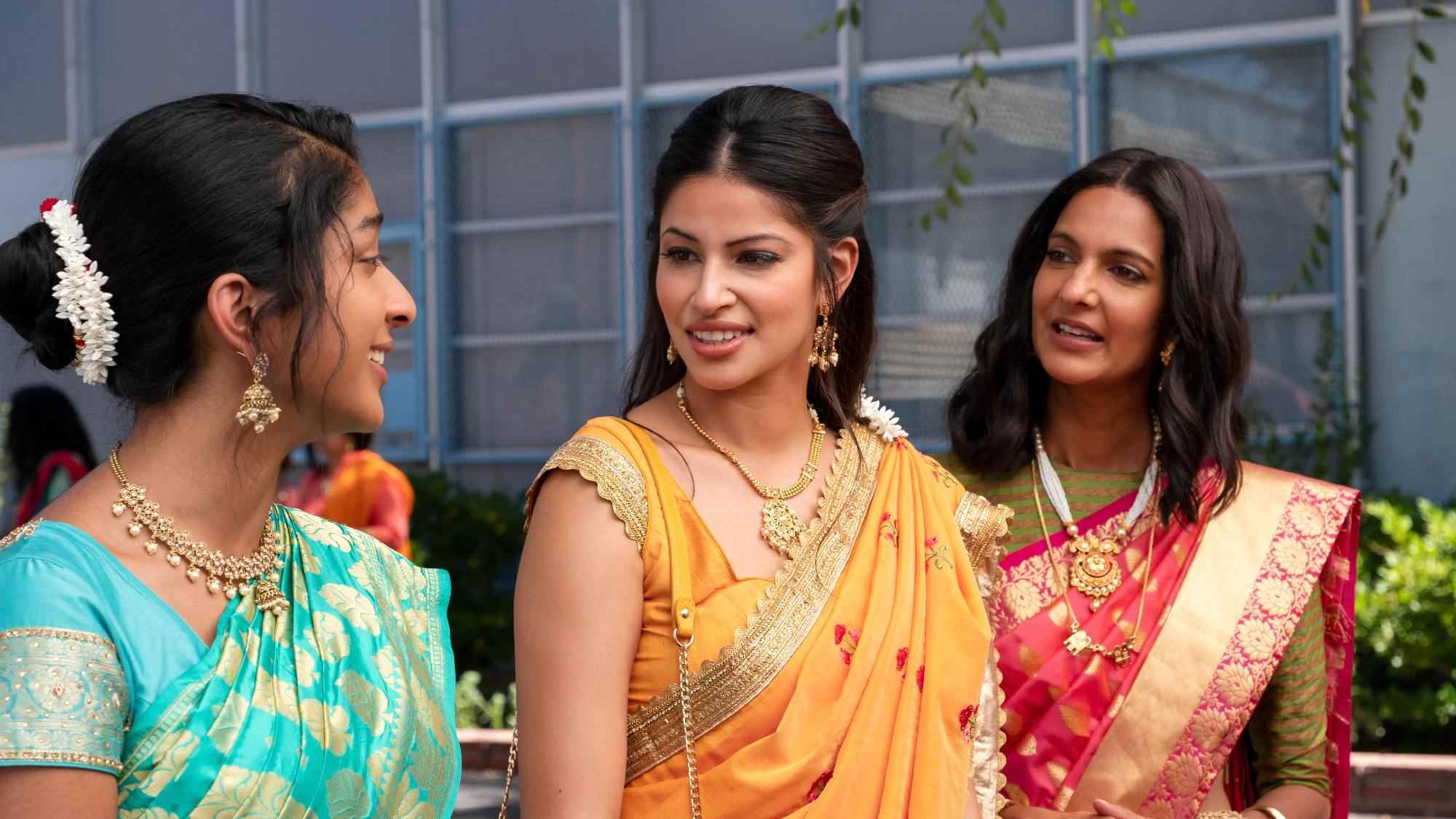 Never Have I Ever'da Devi rolünde Maitreyi Ramakrishnan, Kamala rolünde Richa Moorjani ve Nalini rolünde Poorna Jagannathan saris giyiyor