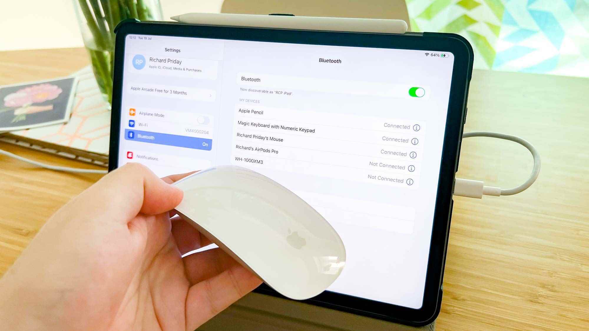 Önünde Magic Mouse 2 bulunan bir iPad Pro