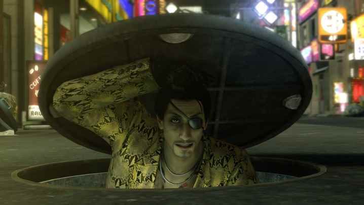 Yakuza'da bir lağım altından çıkan Majima.