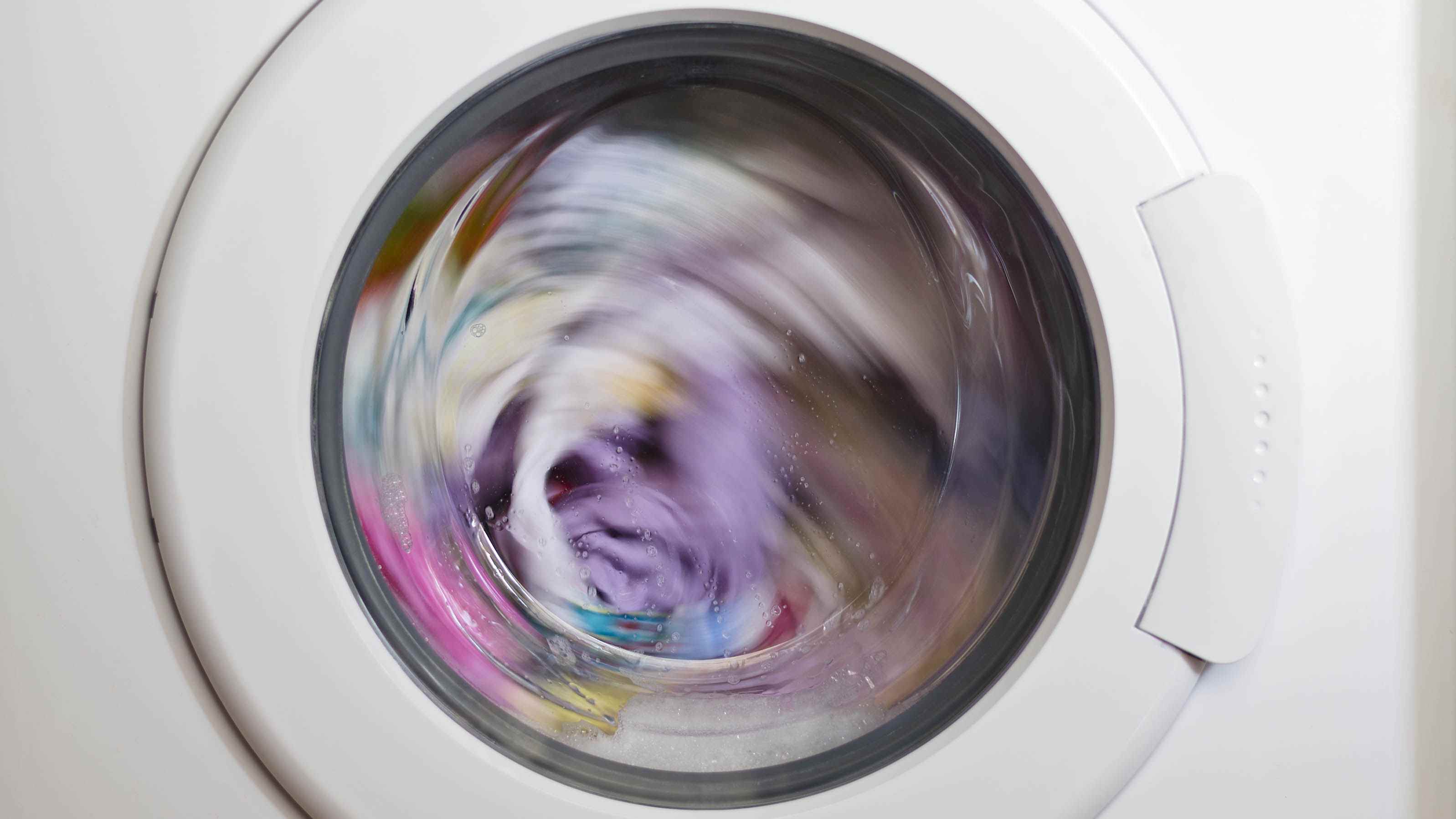 Bir çamaşır makinesi dönüyor