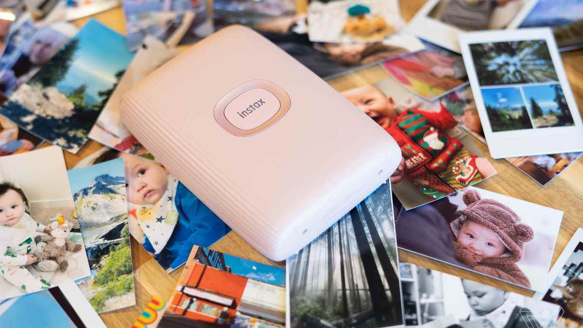 Basılı fotoğrafların arka planında Instax Mini Link 2.