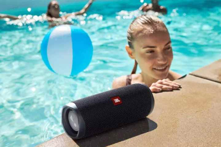 Yüzme havuzunun kenarındaki JBL Flip 5 bluetooth hoparlör.