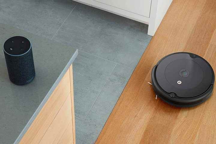 iRobot Roomba 692 mutfak zeminini temizler.