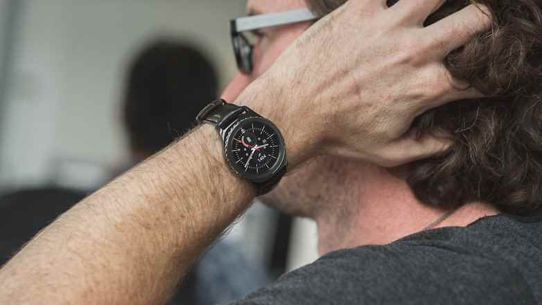 Erkek bileğinde Galaxy Gear S2