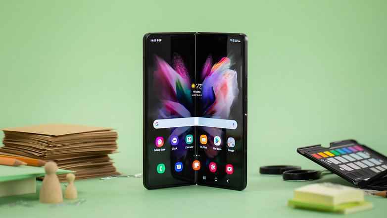 Katlanmamış Galaxy Z Fold 3 bir masanın üzerinde duruyor