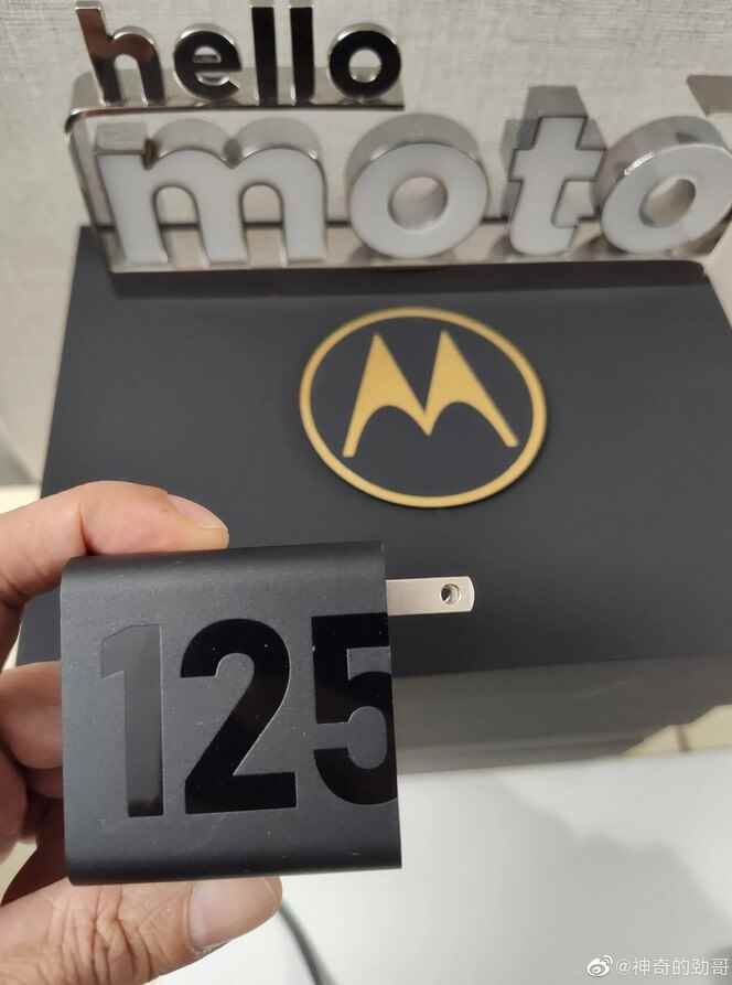 Motorola yöneticisi Moto X30 Pro için 125W kablolu bir şarj cihazıyla dalga geçiyor - Yeni tanıtım, Moto X30 Pro için 125W şarj desteğini doğruluyor