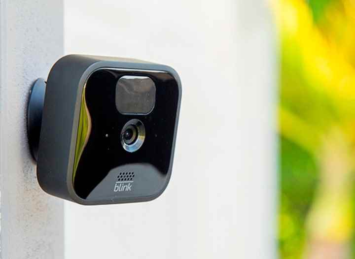 Bir dış duvara monte edilmiş Blink Kablosuz Dış Mekan 1080p Güvenlik Kamerası.