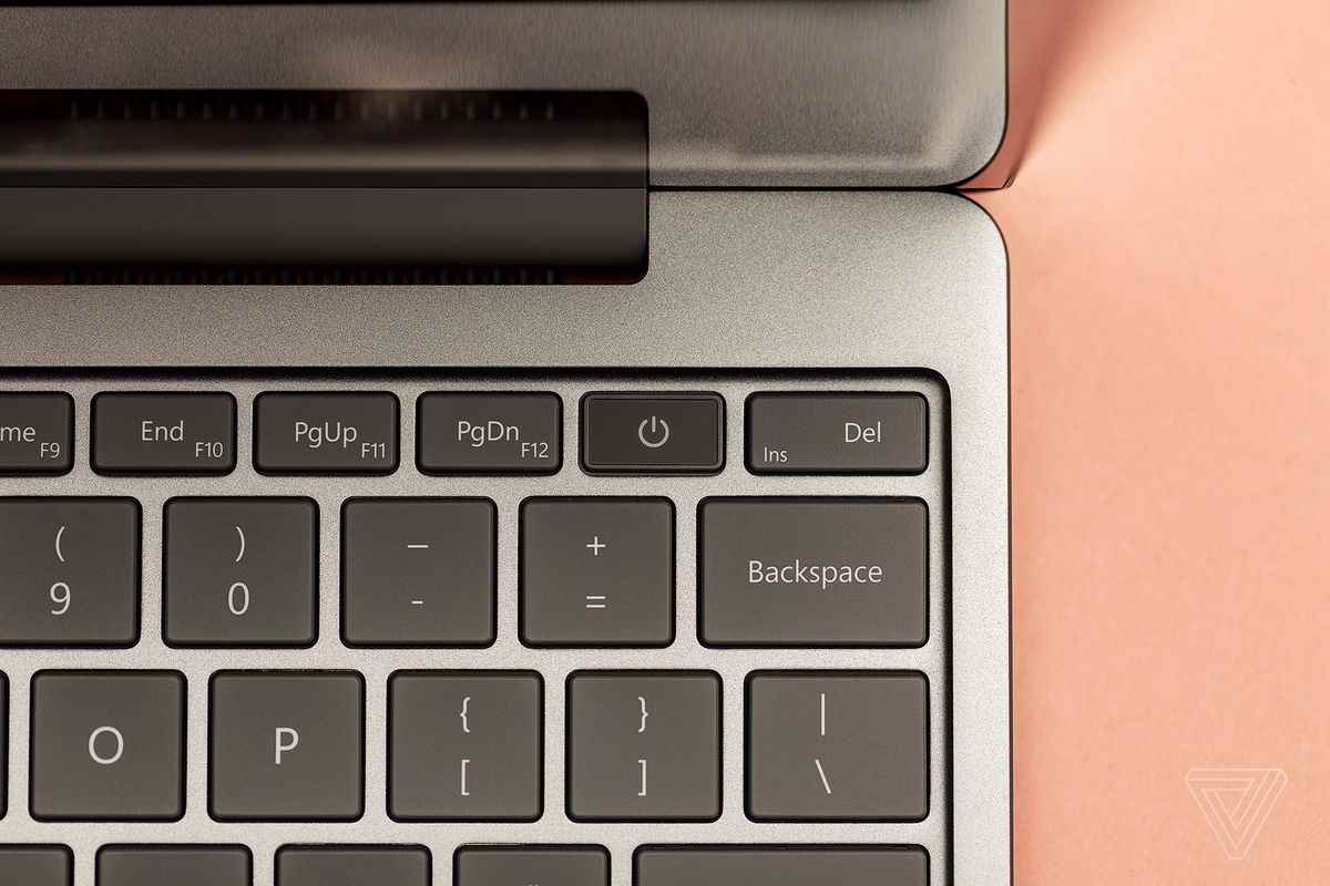 Surface Laptop Go 2'nin parmak izi tarayıcısının ayrıntılı bir görüntüsü