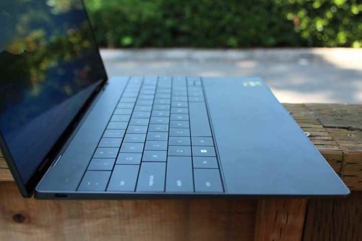 Dell XPS 13 Plus'ta klavyenin yan tarafı.