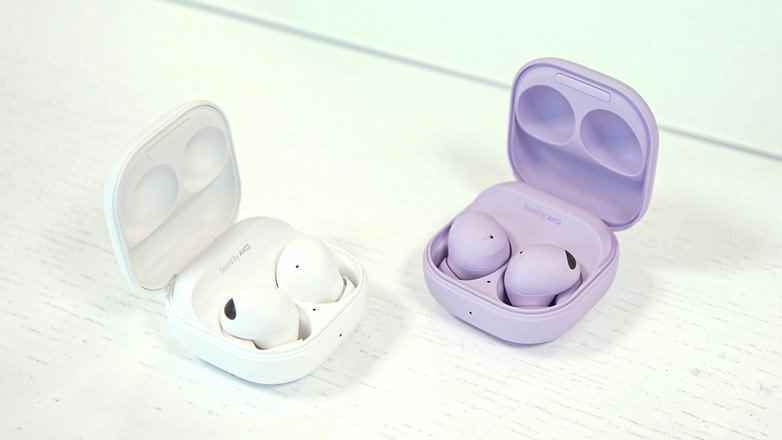 Beyaz ve mor Samsung Galaxy Buds 2 Pro.