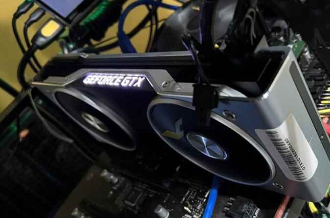 GeForce GTX 2080 ekran kartının bir fotoğrafı Reddit'te yayınlandı - bunun bir prototip olduğu iddia ediliyor