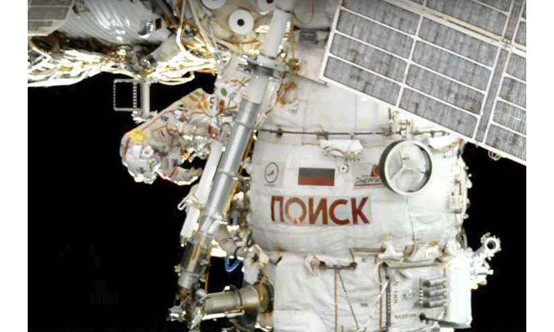 Rus uzay yürüyüşü kozmonot giysili kötü pil yüzünden yarıda kaldı