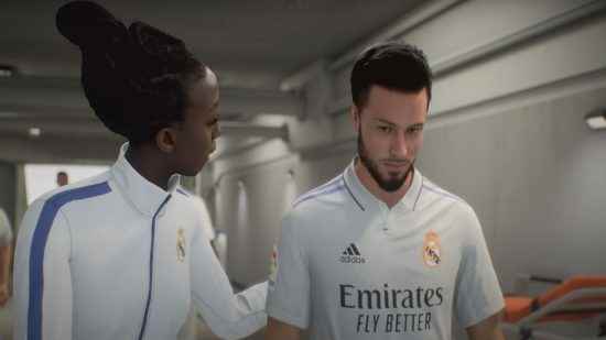 FIFA 23 kariyer modu rehberi: Bir personel onunla konuşurken bir ara sahnede koridorda yürüyen Real Madrid oyuncusu