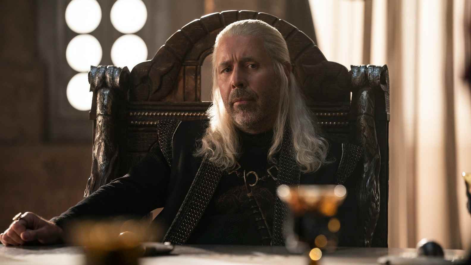 Paddy Considine'nin Kralı Viserys I, Ejderha Hanesi'ndeki meseleleri tartışmak için bir masada oturuyor