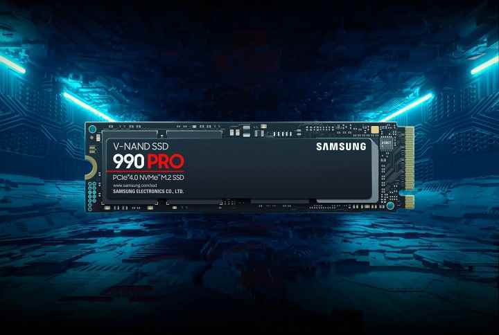 Karanlık bir arka plan üzerinde Samsung 990 PRO SSD.