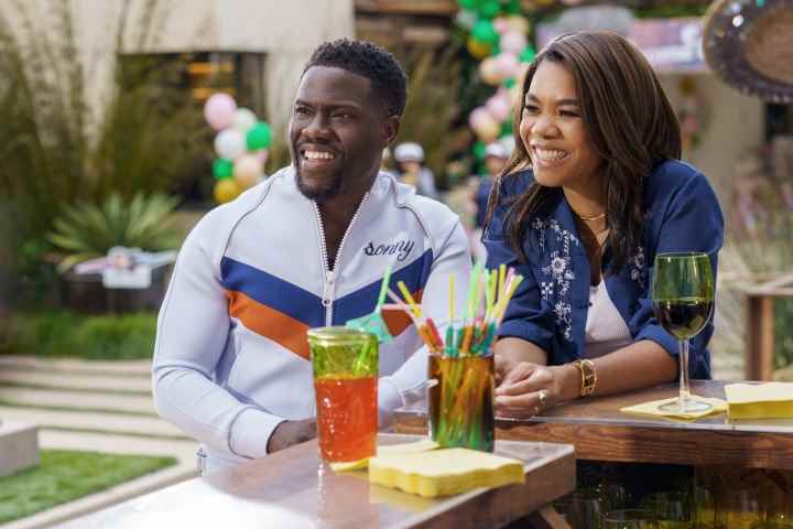 Kevin Hart ve Regina Hall, Netflix'in Me Time'ında birlikte bir barda duruyorlar.