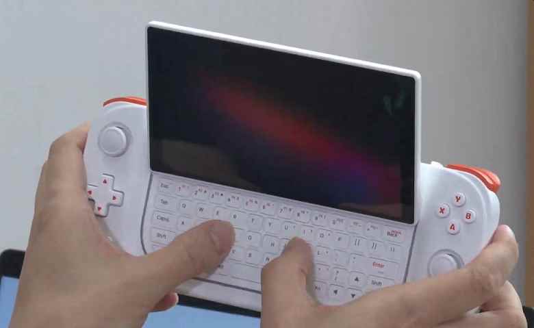 Bu bir dizüstü bilgisayar veya Sony PlayStation Portable değildir.  Bu, nadir form faktörü, Windows ve döner ekranlı AYA Neo Slide konsolu