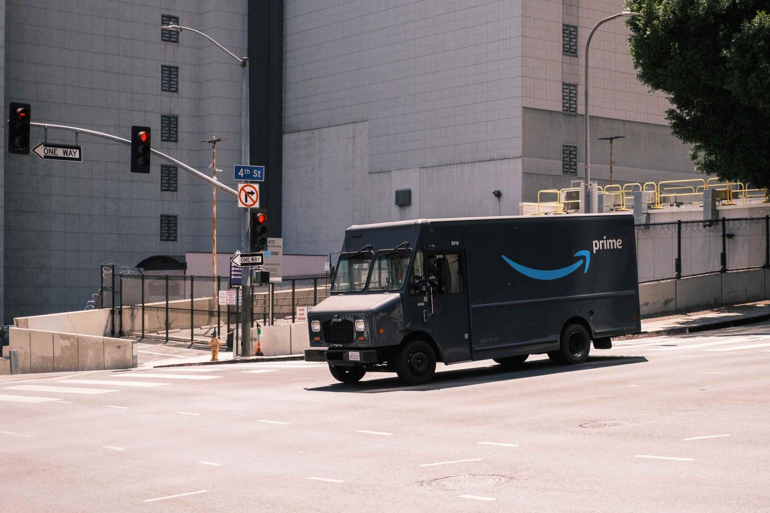 Bir Amazon Prime teslimat minibüsü.