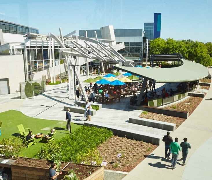 Google'ın kolluk kuvvetleri tarafından masum sayılan bir adama karşı hayat değiştiren kararlar aldığı Mountain View'daki Googleplex kampüsü - Çocuğunun tıbbi fotoğrafını çektikten sonra polisler tarafından temizlenen adam Google tarafından hâlâ yasaklandı