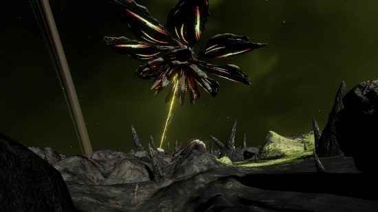 Elit Tehlikeli Thargoidler: Çiçek şeklinde devasa bir Thargoid, dikenli kristal yapılarla kaplı bir gezegenin üzerinde uçar ve soluk yeşil bir enerji ışını onu yüzeye bağlar.