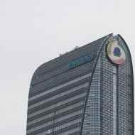 Tencent işareti olan bir ofis binası