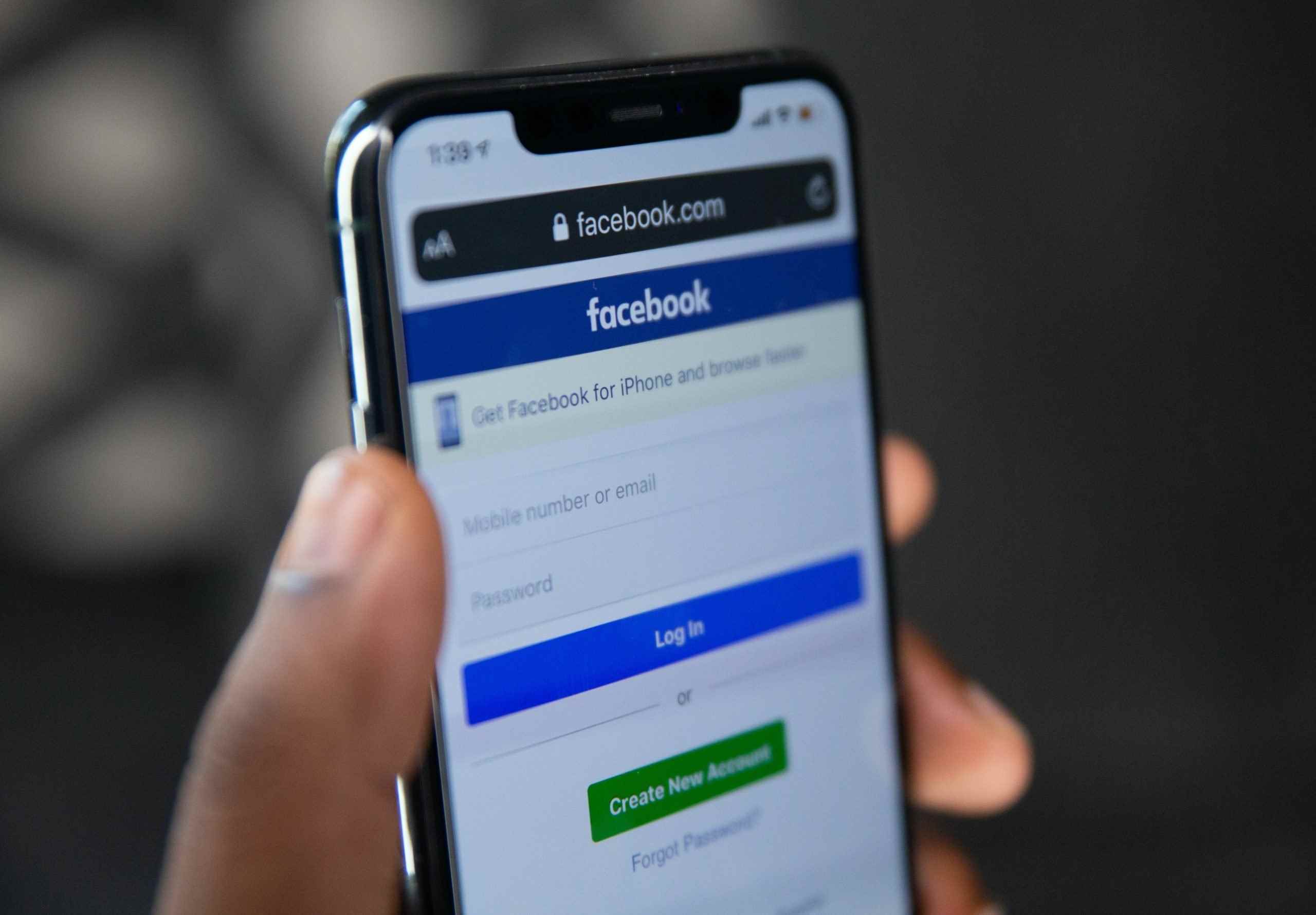 Facebook'ta açık bir akıllı telefon.