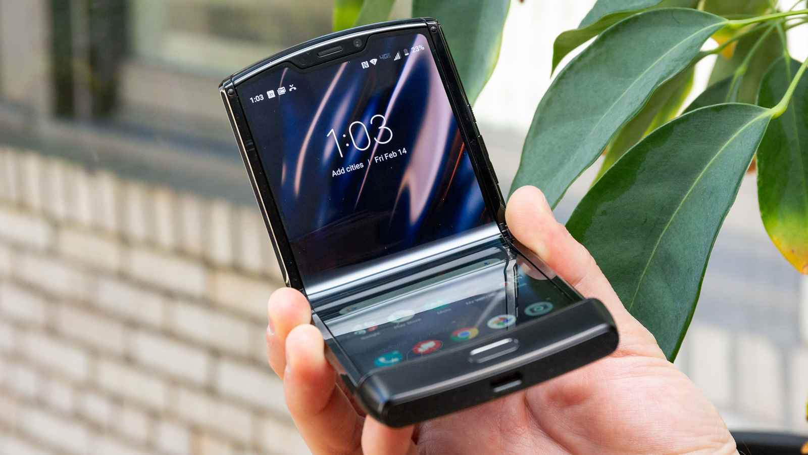 Motorola Razr 2020 bir elinde tutularak yarı katlanmış