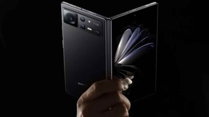 Birinin elinde arkadan bir Xiaomi Mix Fold 2