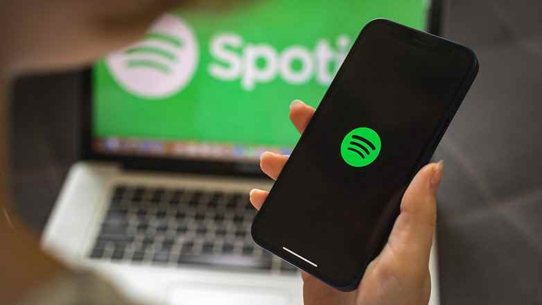 Spotify logosunu gösteren bir akıllı telefon.