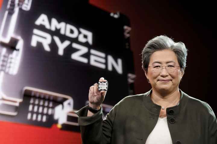 Bir Ryzen 7000 işlemci tutan AMD CEO'su.