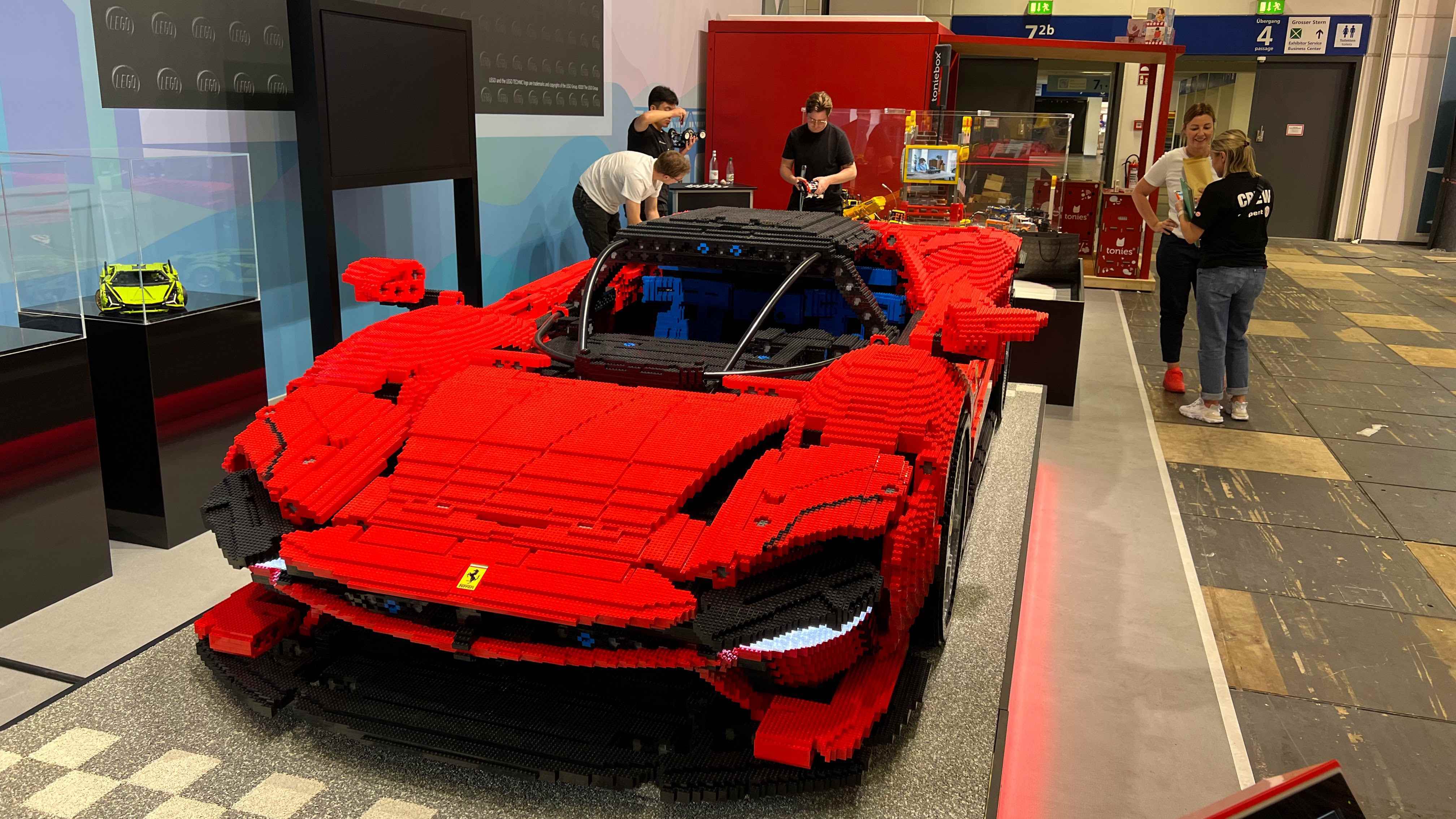 Ferrari SF90 Stradale'in bir Lego Technic modeli