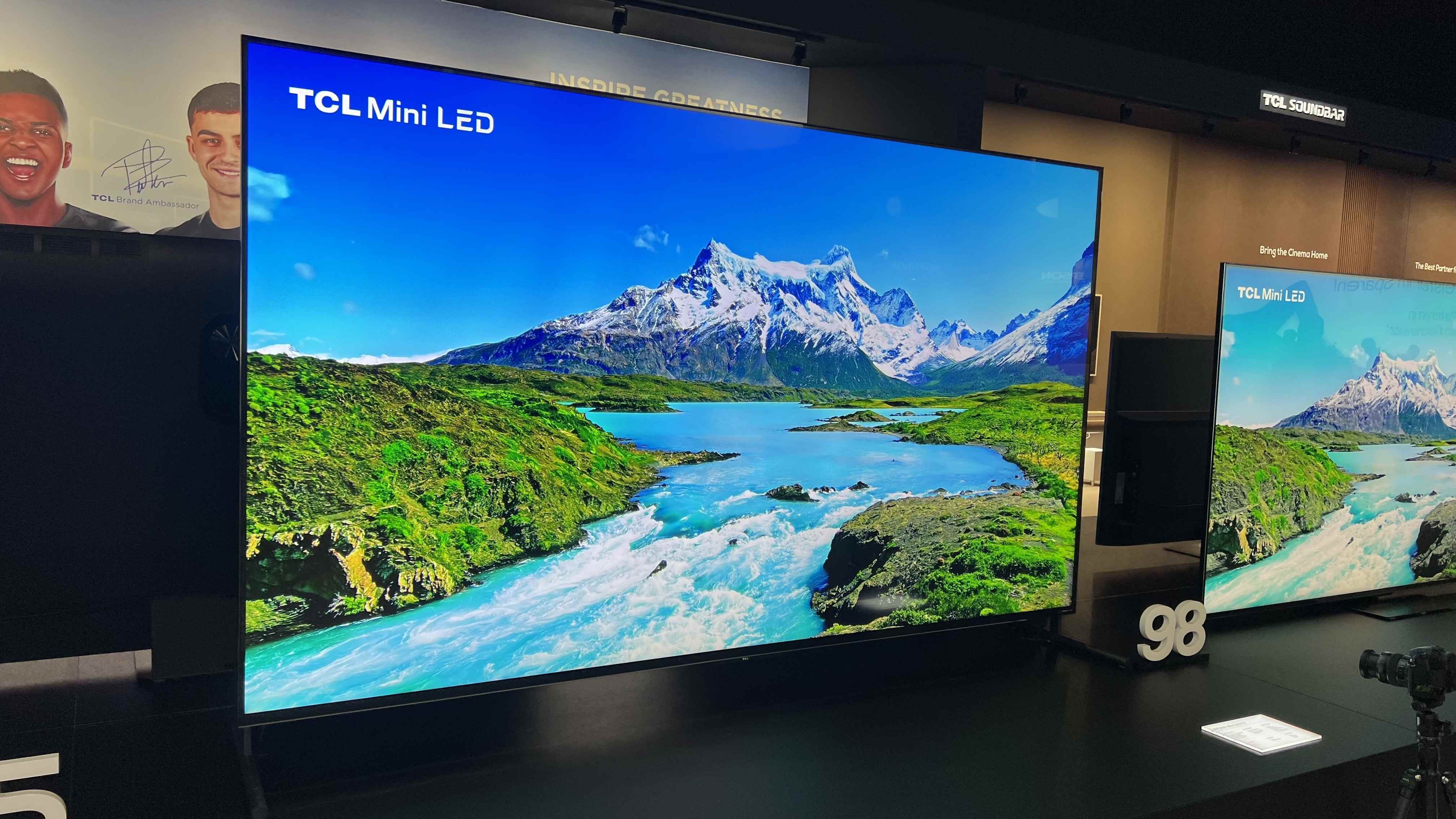 TCL 98 inç TV'nin fotoğrafı