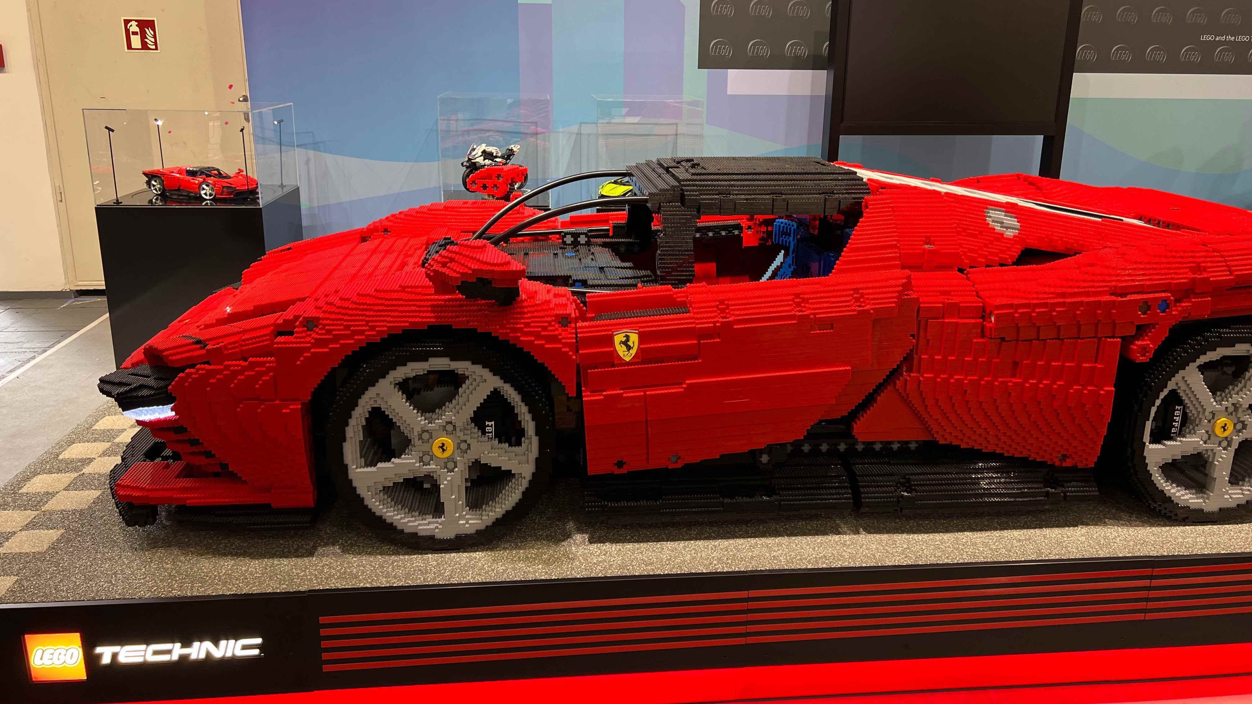 Ferrari SF90 Stradale'in bir Lego Technic modeli