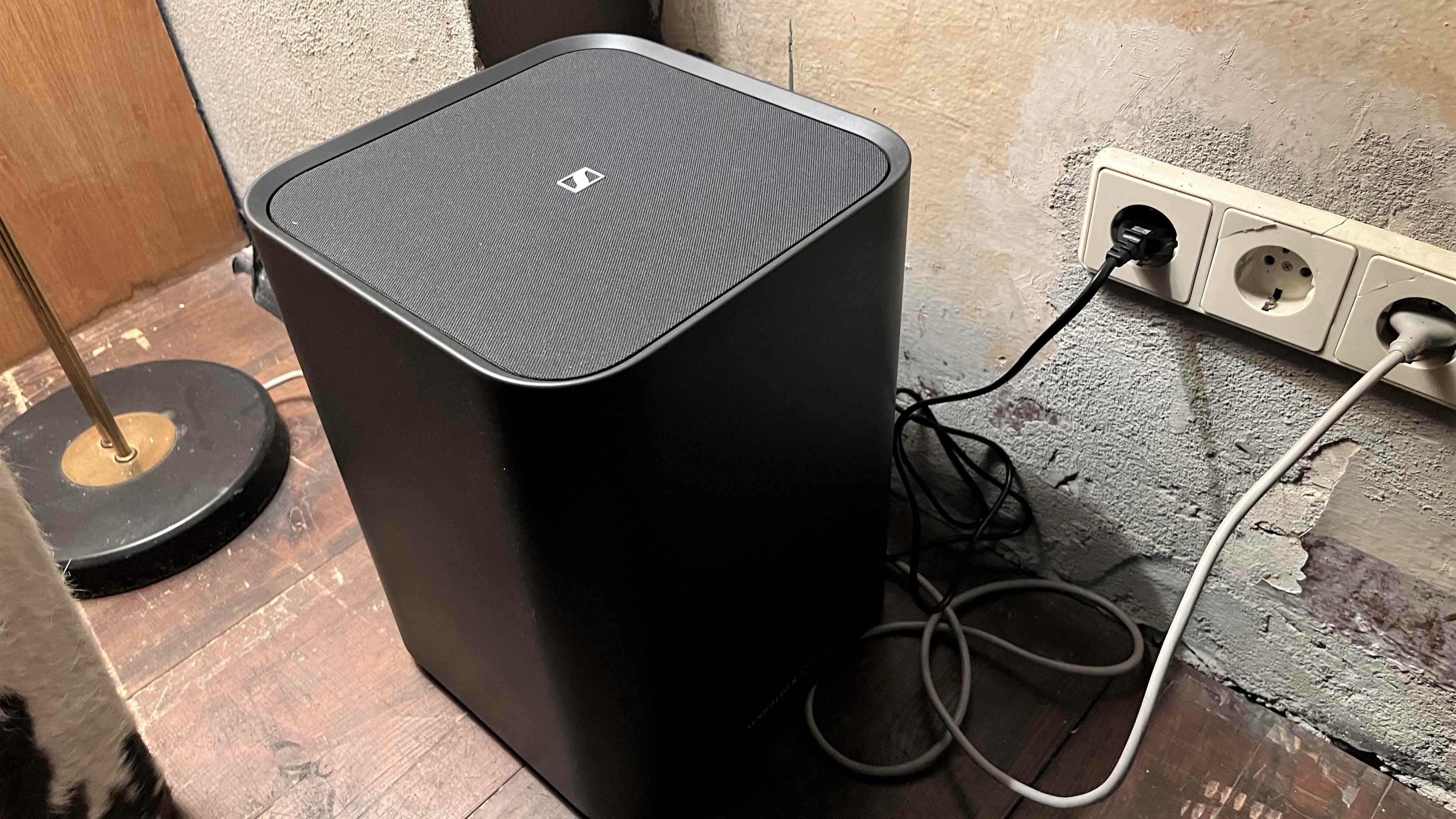 Oda köşesinde Sennheiser'ın Ambeo subwoofer'ı