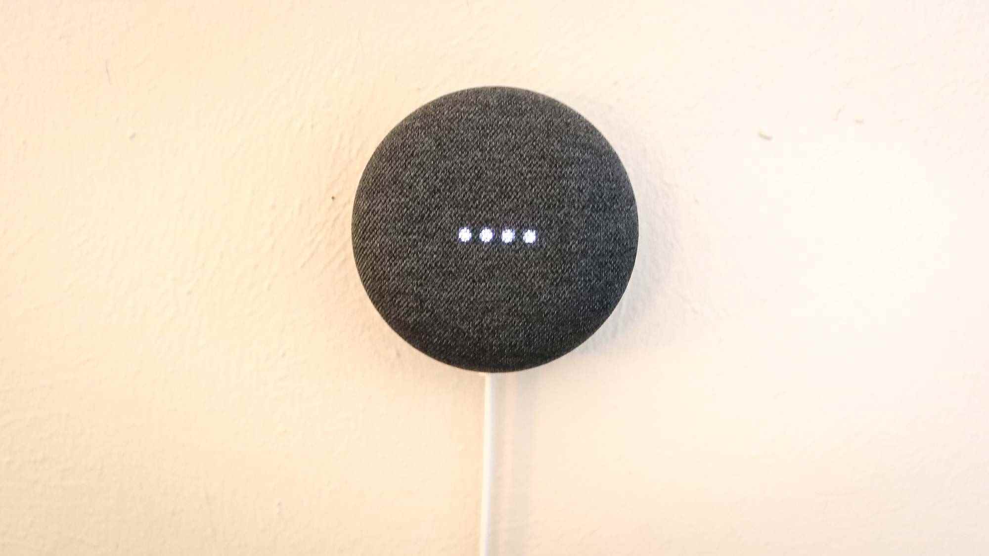 Duvara monte bir Google Nest Mini