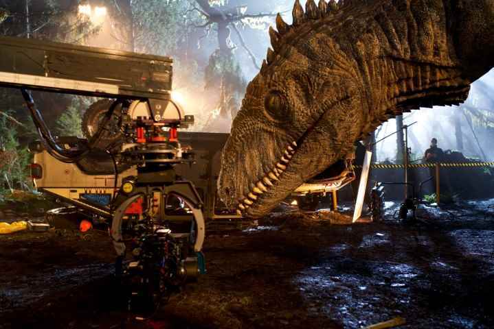 Jurassic World Dominion'dan bir sahnenin ön planında bir Giganotosaurus modeli beliriyor.