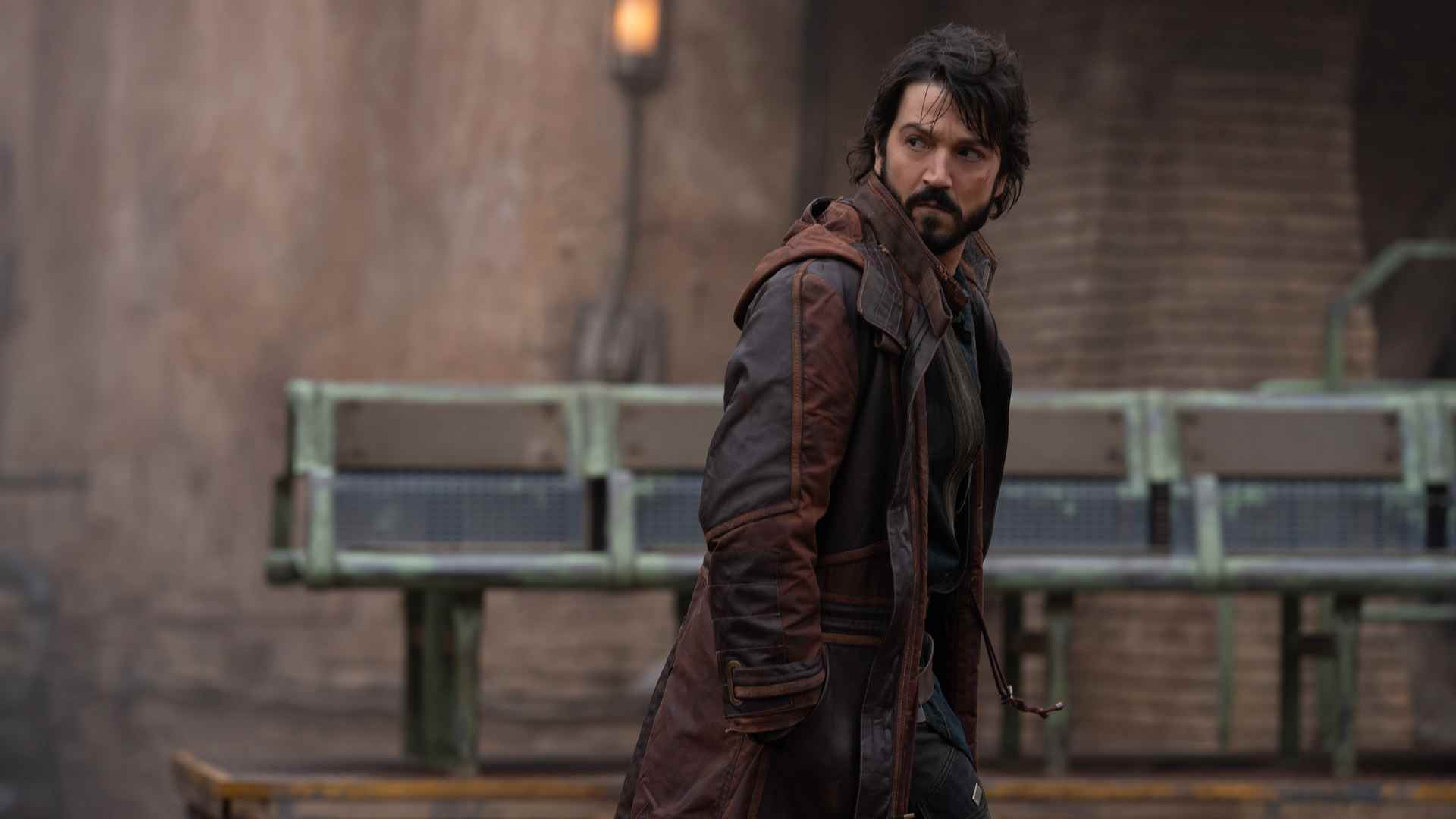 Cassian Andor, Disney Plus'ta Ferrix'in Andor'daki ana şehrinde yürürken arkasına bakıyor