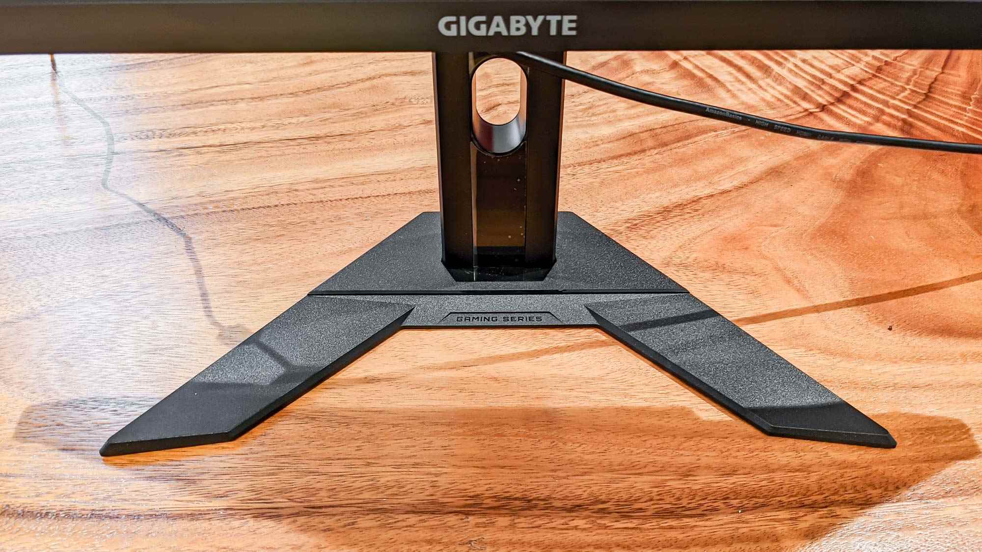 Gigabyte M27Q X Oyun Monitörü standı