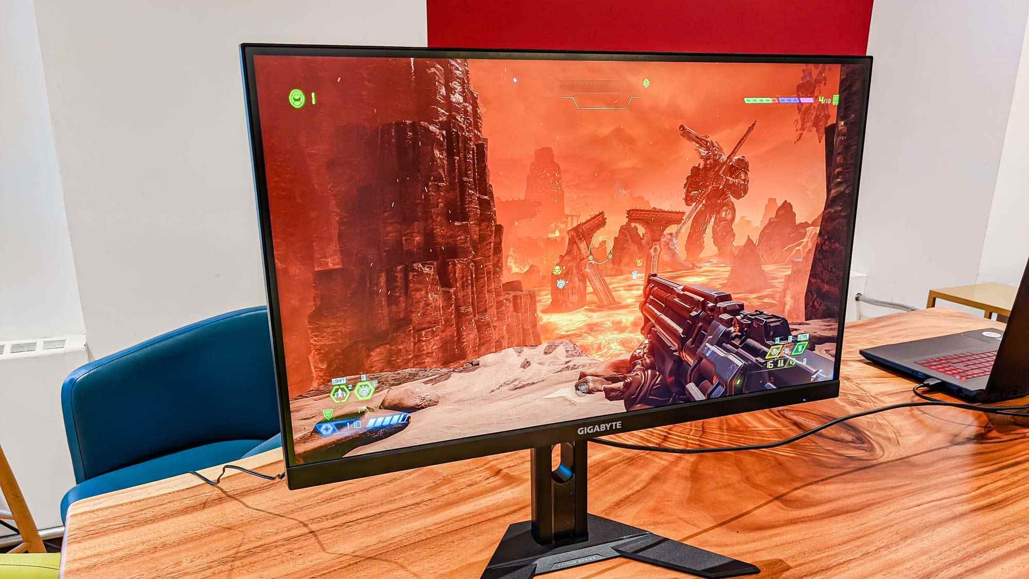 Masa üzerinde Gigabyte M27Q X Oyun Monitörü