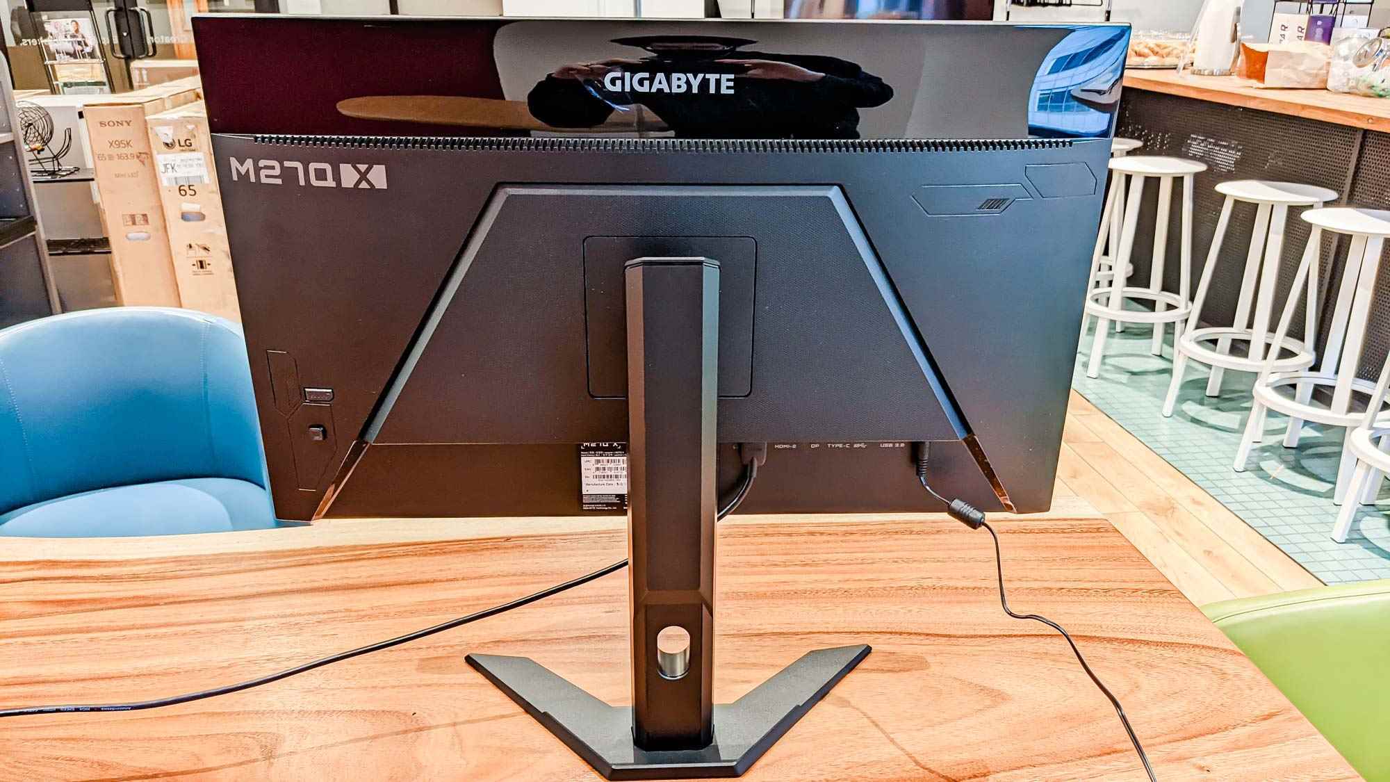 Gigabyte M27Q X Oyun Monitörünün arkadan görünümü