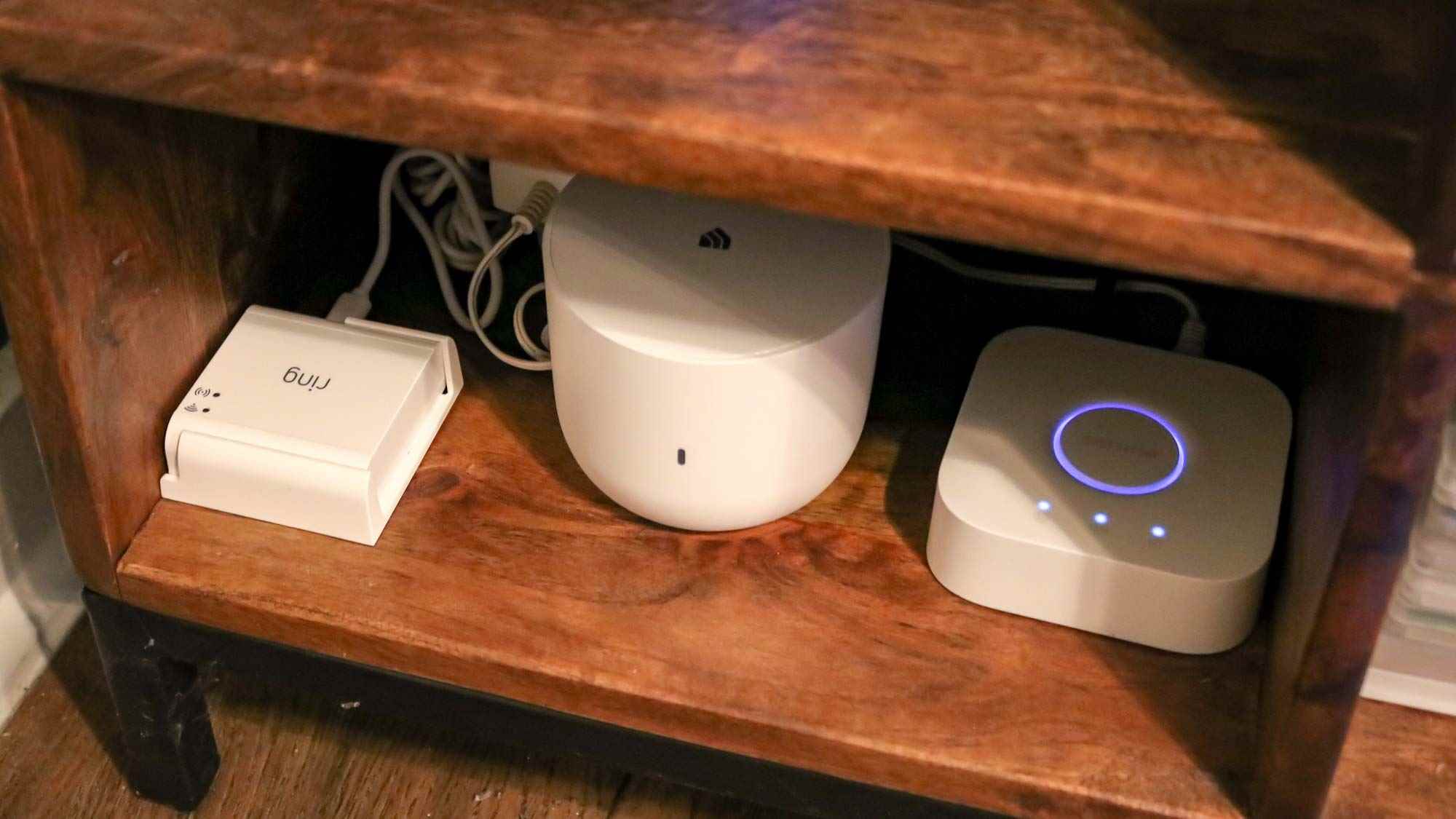 Philips Hue Bridge'in yanında bir Ring Bridge