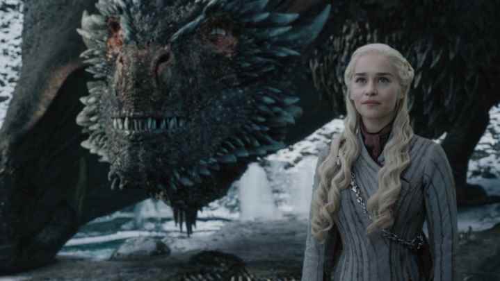 Game of Thrones'ta Daenerys Targaryen ve Drogon arkasında.