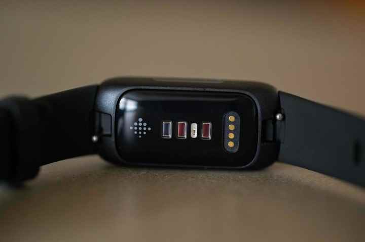 Fitbit Inspire 3'ün sensör dizisi.