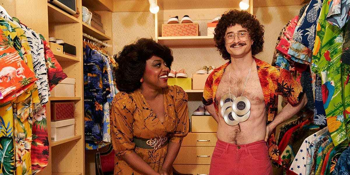 Tuhaf: Al Yankovic Hikayesi'nde Daniel Radcliffe ve Quinta Brunson.