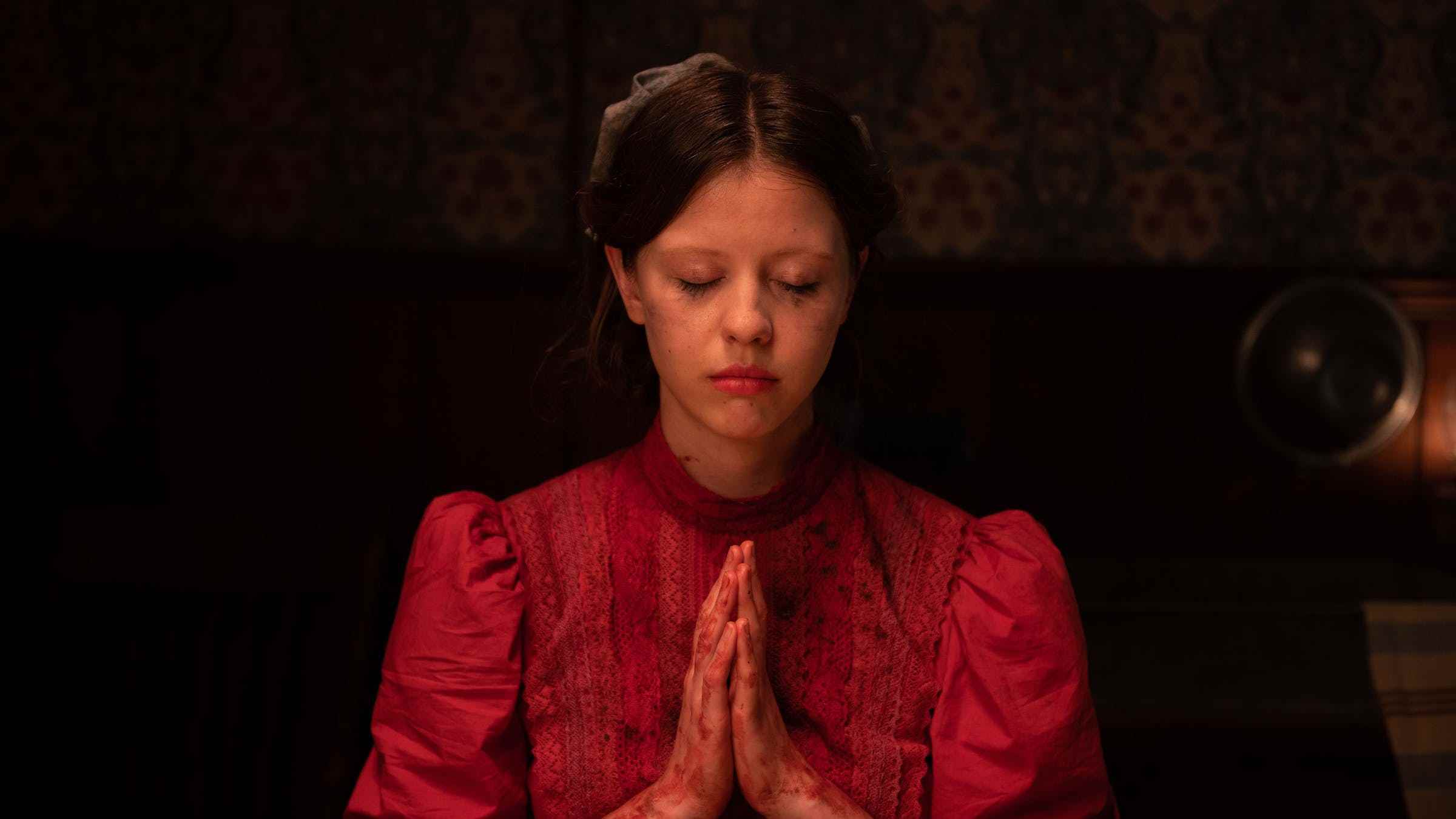 İnci'deki Mia Goth.