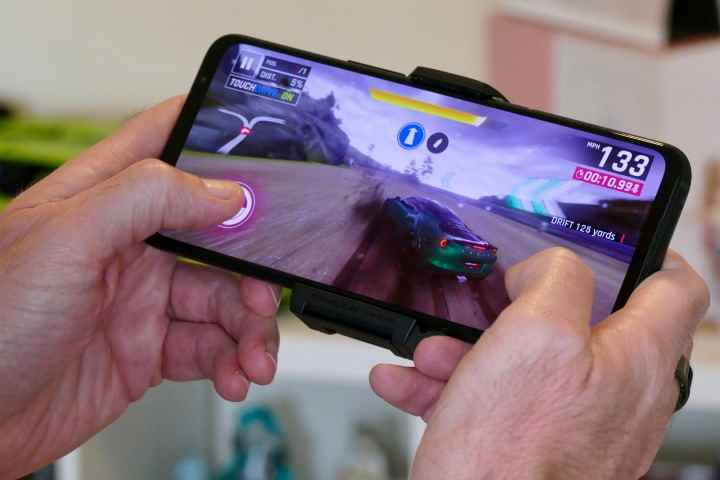 Asus ROG Phone 6D Ultimate'da Asphalt 9 Legends Oynamak.